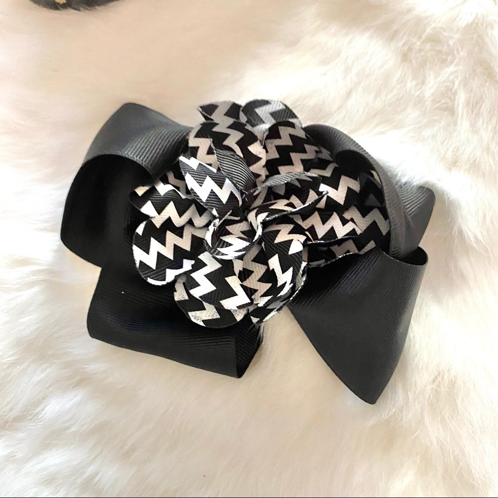 NWOT Zig Zag Black And White Flower Hair Clip